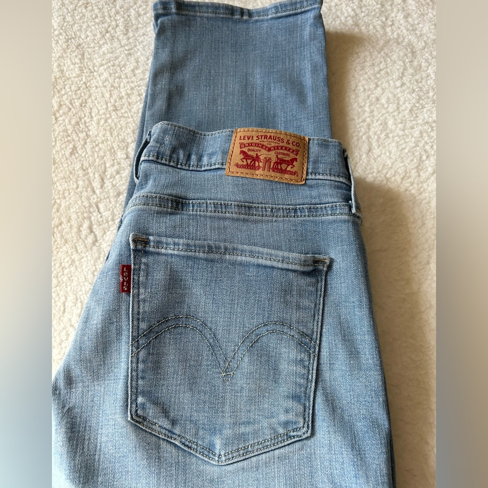 Levi Strauss & Co., Women’s Classic Straight, Chambray Denim Jeans, Size 31, 8M